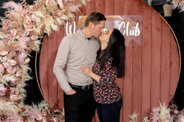 Jak udekorować ścianę za parą młodą w wyjątkowy sposób?