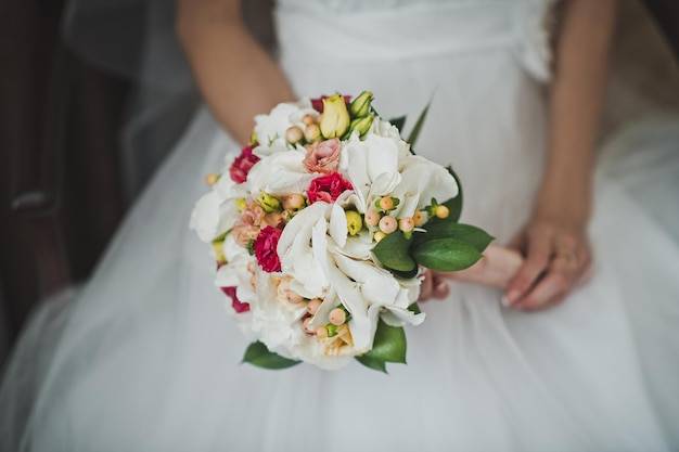 Jak wybrać bukiet ślubny pasujący do stylu ceremonii?