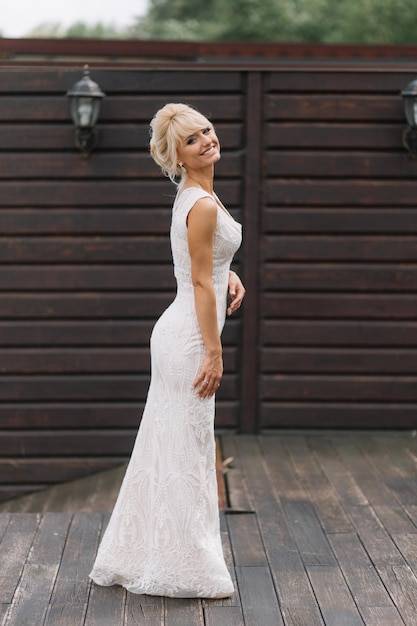 Krótka czy długa sukienka na studniówkę co wybrać?