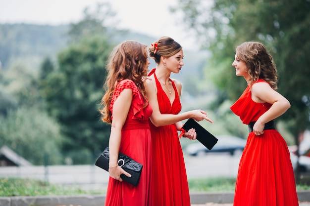 Czy świadkowa może mieć czerwoną sukienkę?