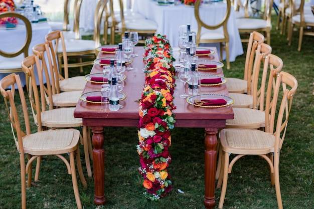 Jak udekorować krzesła na wesele w oryginalny sposób?