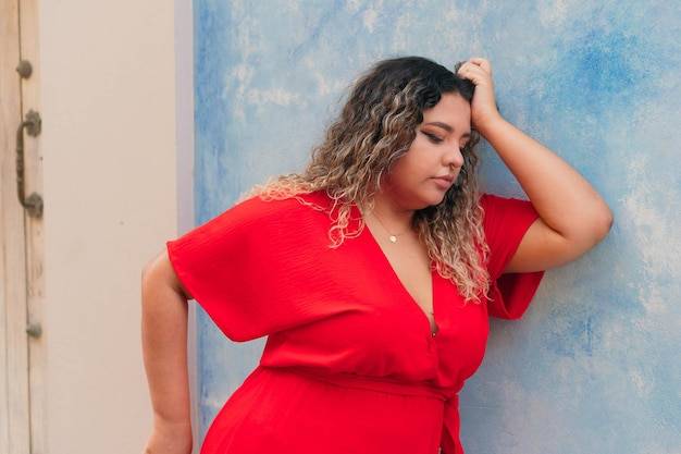 Jaka sukienka dla niskiej osoby z dużym biustem sprawdzi się na co dzień?