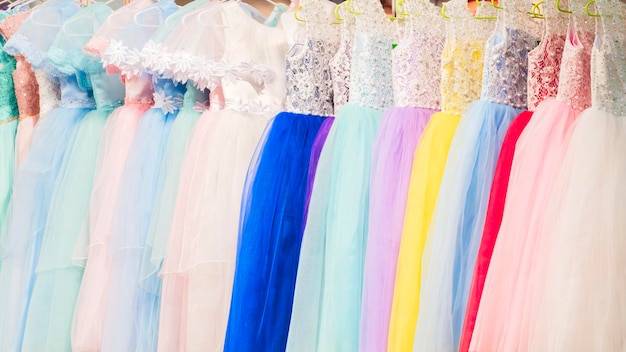 Jaki kolor sukienki na wesele 2026 będzie najbardziej stylowy?