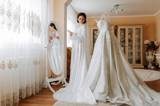 Jakie kreacje na wesele 2026 sprawdzą się podczas letnich przyjęć?