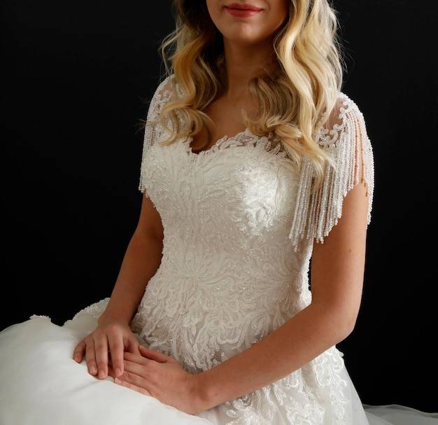 Jakie sukienki modne na wesele 2026 wybierają Polki?