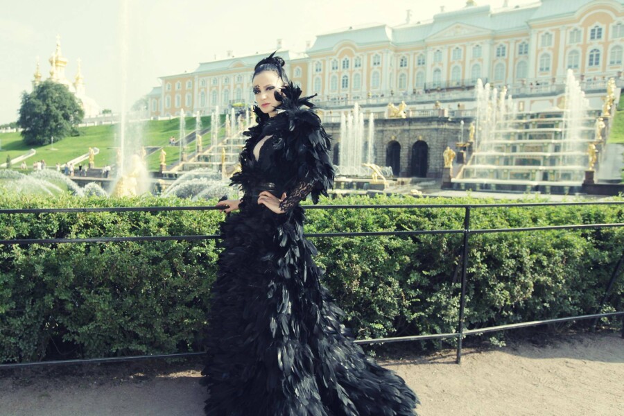 Jakie bolerko do czarnej sukienki sprawdzi się na eleganckie wyjście?