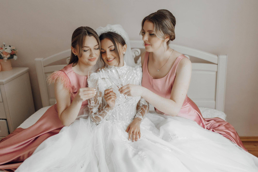 W czym na wesele córki warto postawić na wygodę i elegancję?